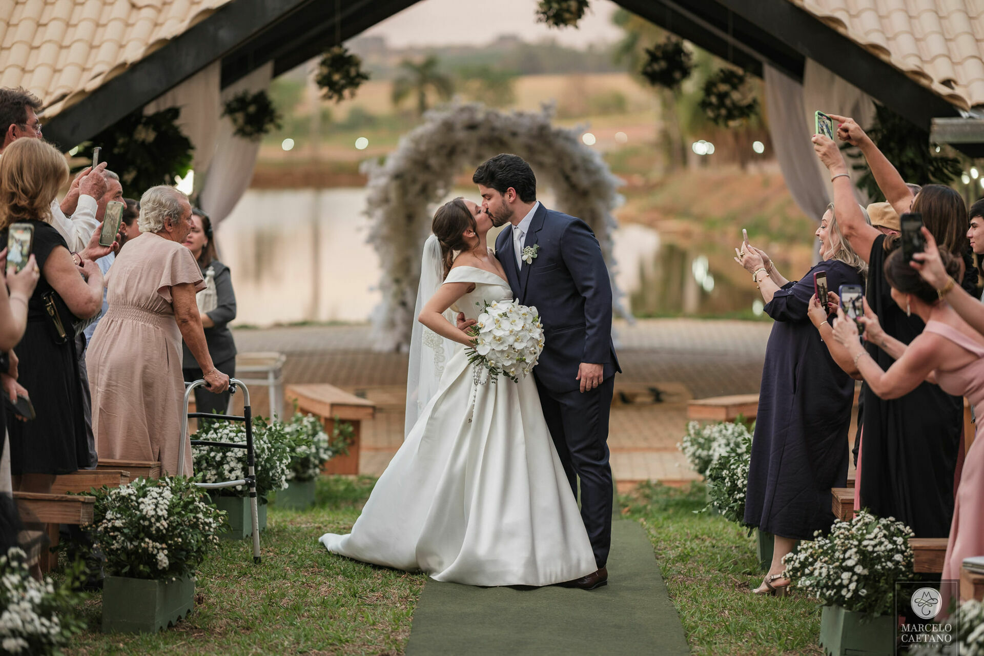 Foto Casamento no por do sol - Lorrana e Guilherme Foto Casamento no por do sol - Lorrana e Guilherme - Imagem 33